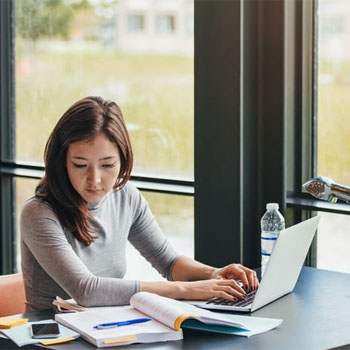 Universities that gives free laptops and iPads to students